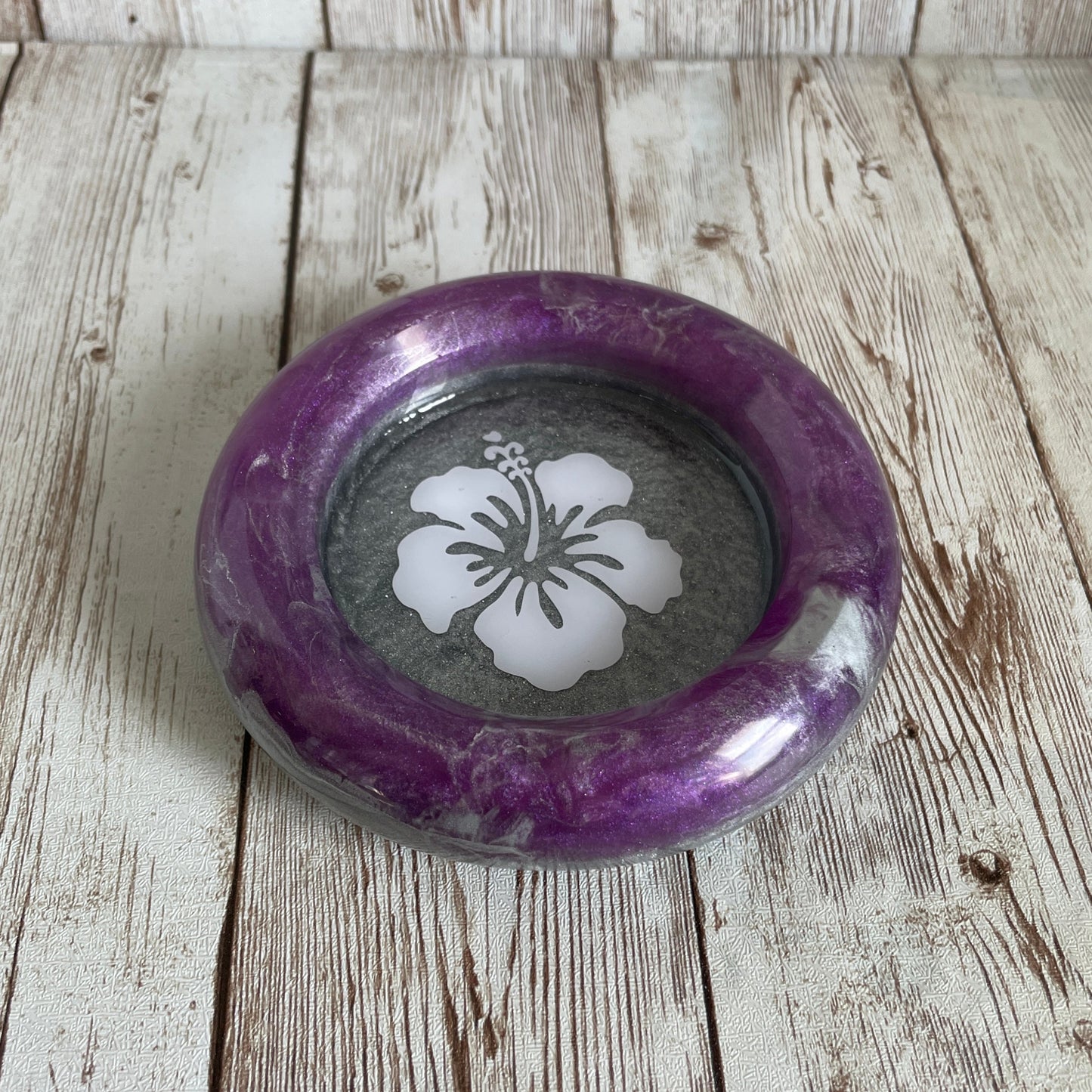 Purple Hibiscus Round Resin Ashtray – Handmade Decorative Ashtray, Durable Smoking Accessory & Table Decor